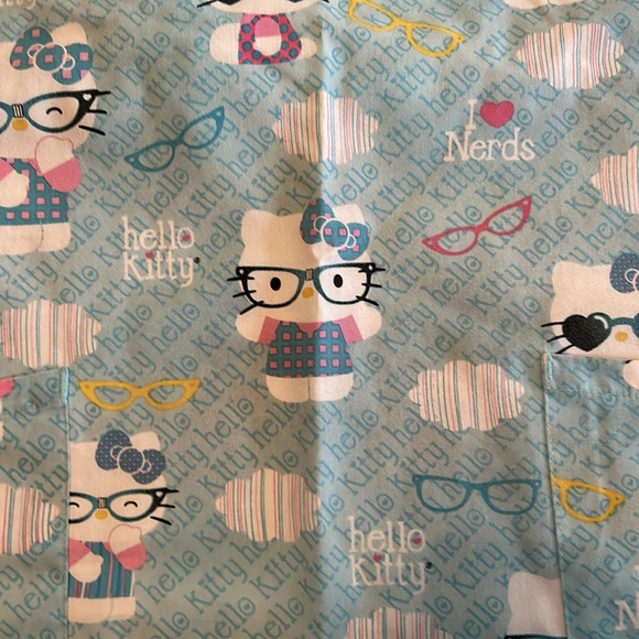 Medium hello kitty scrub top great condition - Picture 2 of 5